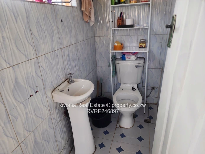Mainway Meadows 4BR: Fitted Cupboards, 3 Baths & Borehole